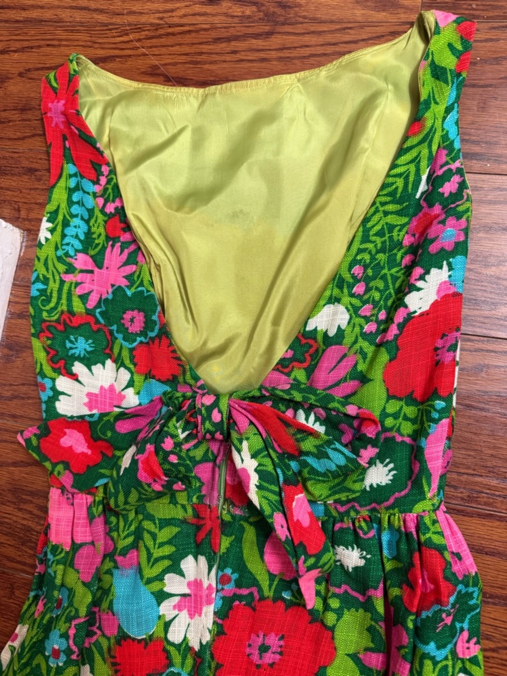 VTG 60s lined maxi dress with bow back detail. - Picture 2 of 4
